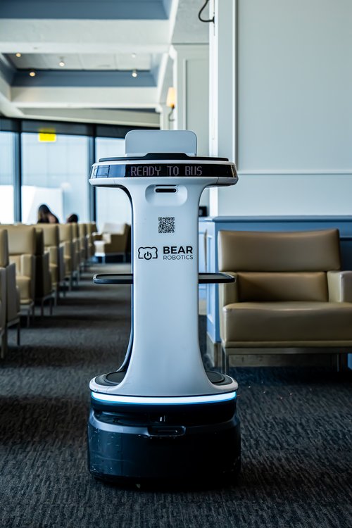 ExobotRobotique's tweet image. Le Servi Plus, proposé par Exobot et conçu par Bear Robotics, est une solution révolutionnaire pour les restaurants, hotels et lounge haut de gamme. En automatisant des tâches répétitives comme la livraison de plats et le débarrassage des tables #exobotrobotiqueintl #BearRobotics