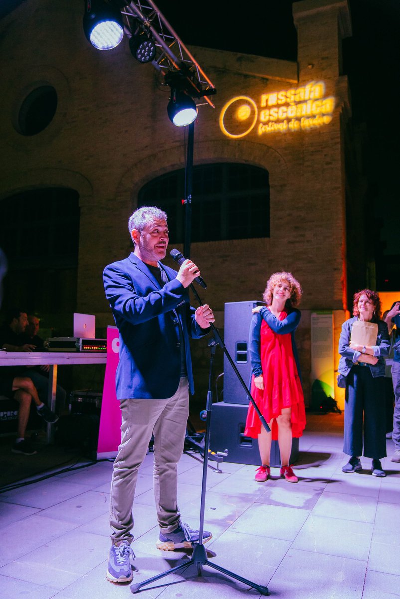 A nit, com a brotxe final del festival, es va lliurar aquest guardó al Parc Central (enfront de les Naus de Ribes), un premi que des de 2017 reconeix el millor text breu presentat en el festival.

📸 #PuertaTres