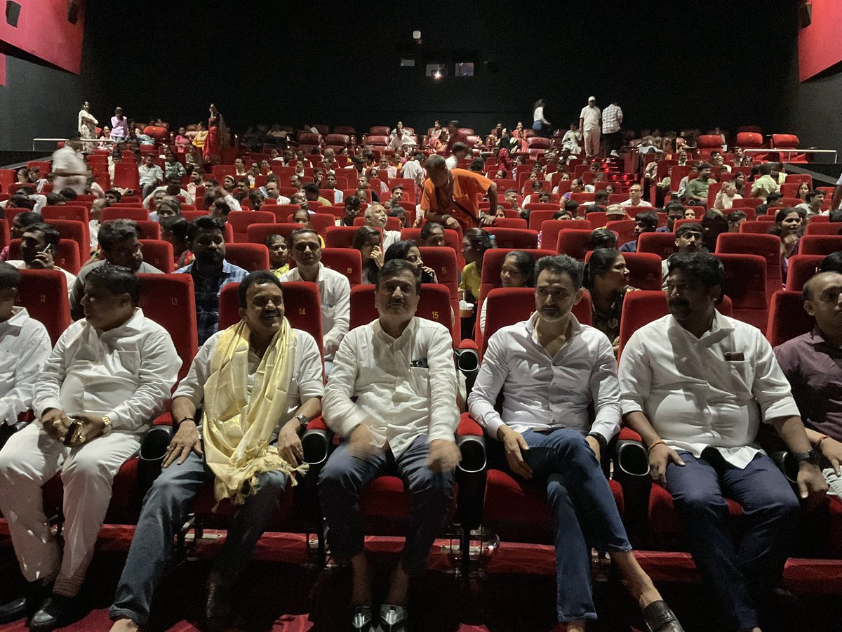 sanjaynirupam's tweet image. कल धर्मवीर आनंद दिघे के जीवन पर आधारित फ़िल्म धर्मवीर 2 के शो में।
#KandivaliEast
#dharmveer2