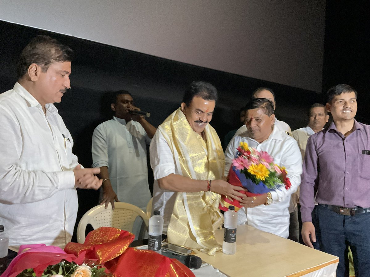 sanjaynirupam's tweet image. कल धर्मवीर आनंद दिघे के जीवन पर आधारित फ़िल्म धर्मवीर 2 के शो में।
#KandivaliEast
#dharmveer2