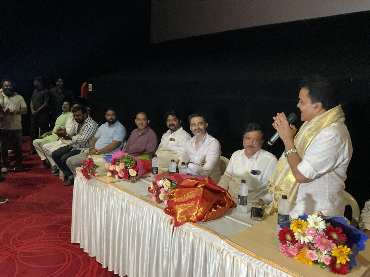 sanjaynirupam's tweet image. कल धर्मवीर आनंद दिघे के जीवन पर आधारित फ़िल्म धर्मवीर 2 के शो में।
#KandivaliEast
#dharmveer2