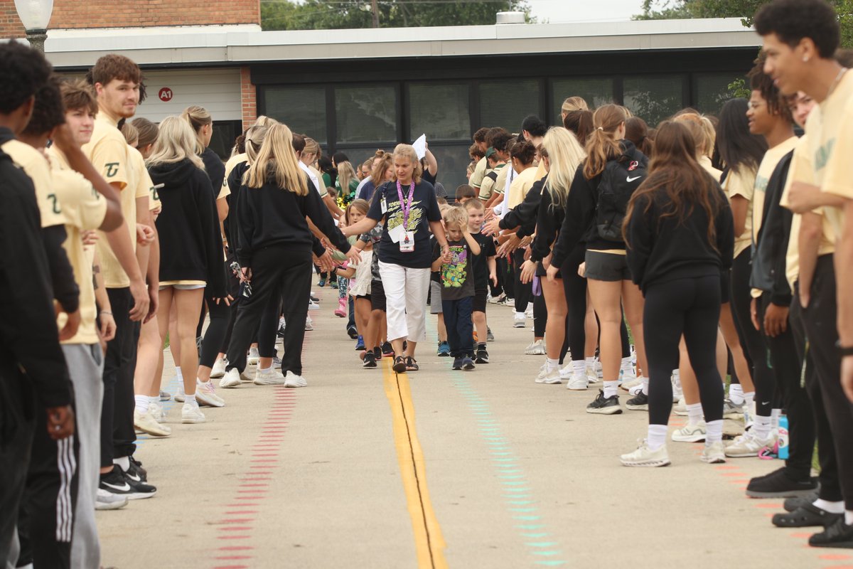 gotiffindragons's tweet photo. We had a great turn out this past Friday as student athletes, coaches, and staff joined the administration, staff, teachers, and students of Washington Elementary on Walk Day! #GoGons #BeGreat https://t.co/gpApGtqkcR
