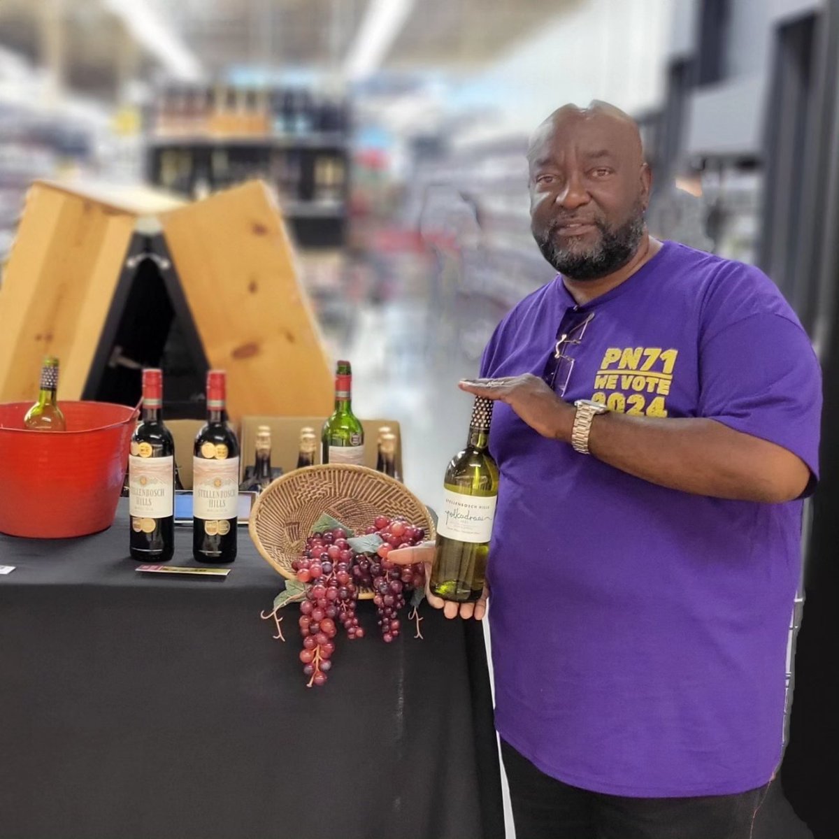 branwarwines's tweet photo. 🍷 Great tasting today  @HEB Sienna with South African wines! Stellenbosch Hills Merlot &amp; Chenin Blanc/Sauvignon Blanc blend were the stars. Stay tuned for the next event! #WineTasting #SouthAfricanWines #StellenboschHills #HEBSienna https://t.co/AmBlnd3Zky