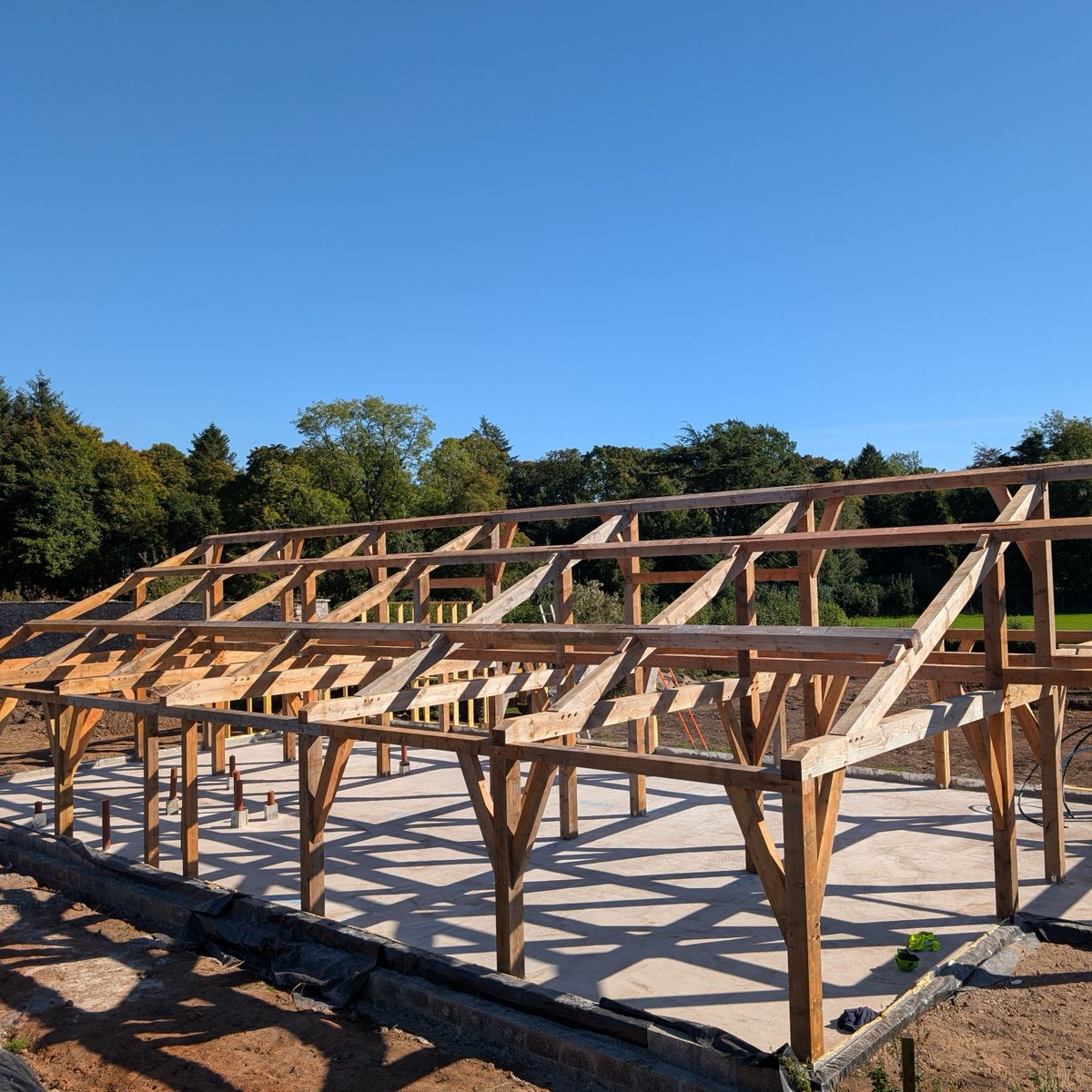Carpenteroak's tweet photo. Site ∙ Single-storey Douglas fir framed house ∙ Local timber ∙ Kirriemuir, Scotland⁠
⁠
#carpenteroak #construction #timberframe #timberdetail #architecturedesign #craftsmenship #traditionalskills #carpentryskills #framing #scotland #singlestoreyhome #site #scottishhomes https://t.co/sTfjBiXVcQ