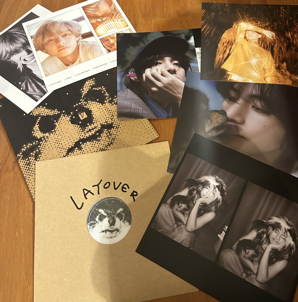 karimero175's tweet photo. 買って大正解。
むかーーーし、アルバムはレコードの方がビジュアルが大きいから、敢えてカセット📼じゃなくレコード買ってたのを思い出した!(CD💿が出る前のハナシw)
週末には飾り物と化してるプレーヤーを稼働させなきゃ✨
#V_Layover #Layover_LP
#뷔 #김태형 #V #Layover https://t.co/9sJ3Z2eFXG