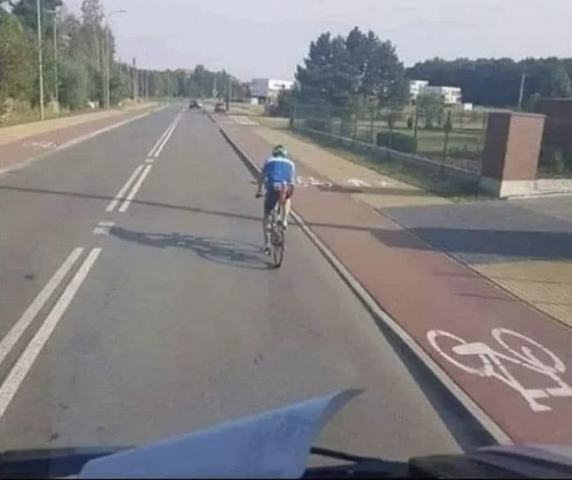KubelikMr's tweet photo. A přesně proto nikdo nemá rád cyklisty🥸
#cyklotetor https://t.co/X5csnOgFLE