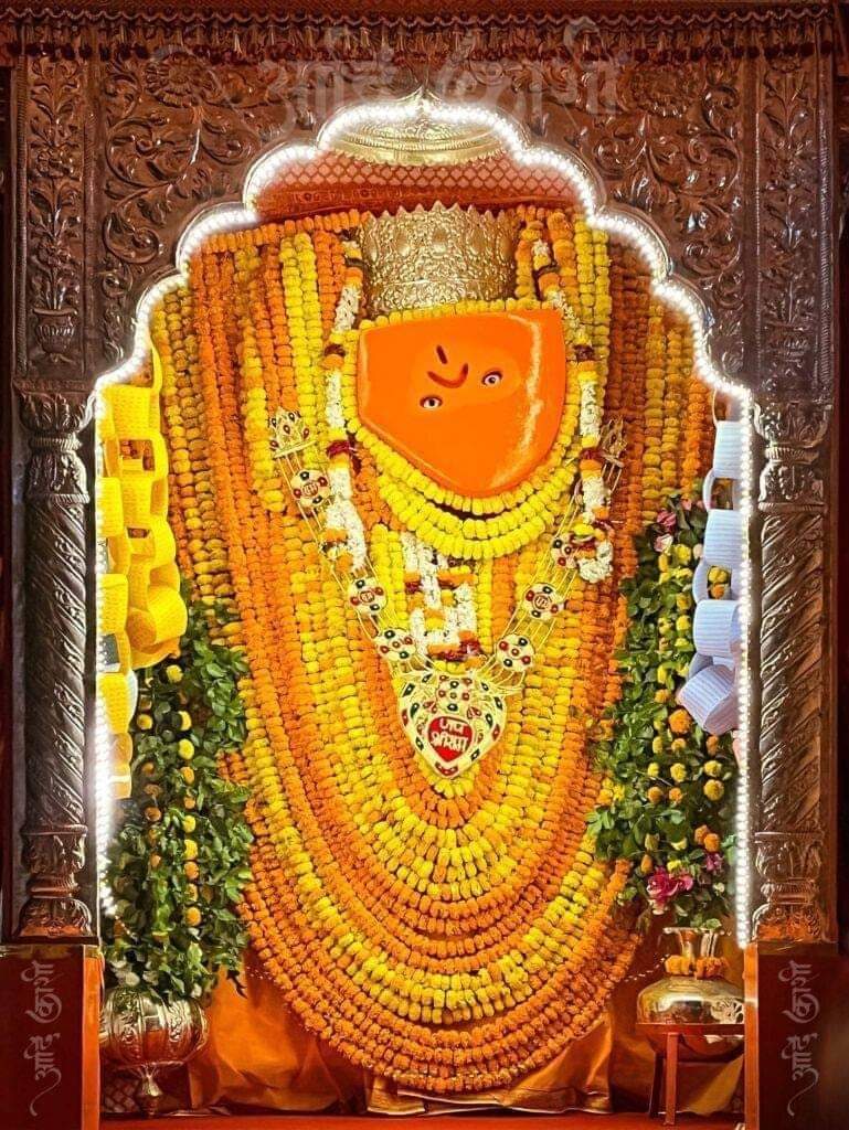 सब सुख लहै तुम्हारी सरना।
तुम रक्षक काहू को डर ना