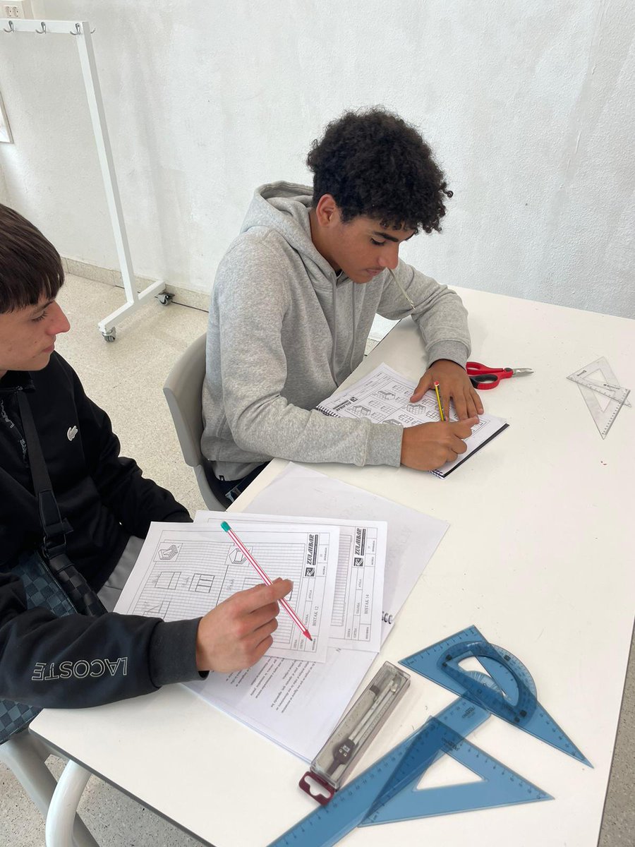zulaibararratia's tweet photo. 📐✏️ Zulaibarko graduak, topera #lanean. Elementu Metalikoen Fabrikazioko ikasleek #marrazketa teknikoko lehen #ezagutzak bereganatzen dituzte plano tekniko konplexuagoak sortzeko helburuarekin. Urratsez urrats, neska-mutilok!
#HETEL #Enplegua #LanbideHeziketa #LHDuala @hetelfp https://t.co/fsUHlKBANR