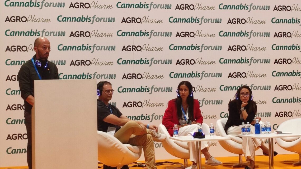 Labiana_Health's tweet photo. 🔬🌿Labiana se posiciona como entidad capacitada para liberar la comercialización de la flor de cannabis con fines terapéuticos.

🔎Certificará a los distribuidores que el fármaco cumple con la reglamentacion necesaria para su comercialización

💊La compañía ha participado en #CannabisForum, la jornada de conferencias sobre el cannabis en el marco de @farmaforum , el congreso de la industria farmacéutica y la biotecnología que se ha celebrado en Madrid.

🔗https://t.co/gXPZEV3YVg

#Labiana #CannabisMedicinal #Farmaforum #Cannabis