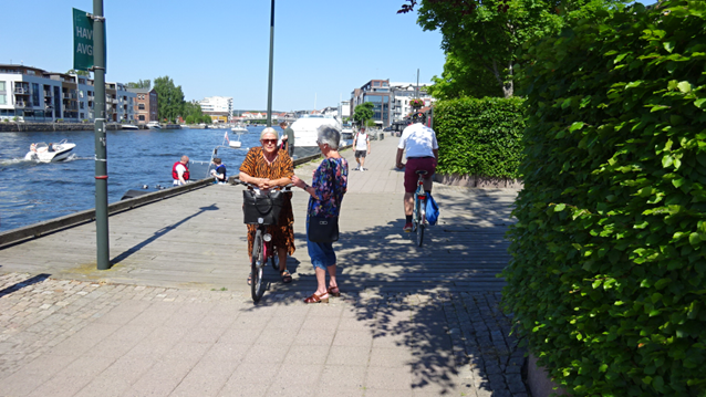 Penalosa_G's tweet image. #Loneliness in Older Adults: nothing replaces In-Person Contact.

In-person contact, even with someone with  weak ties, an acquaintance, was better  than a phone call with a family member or friend.
Important: #proximity, #sidewalks, #parks.
New study U Texas Austin &amp;amp; U Michigan.