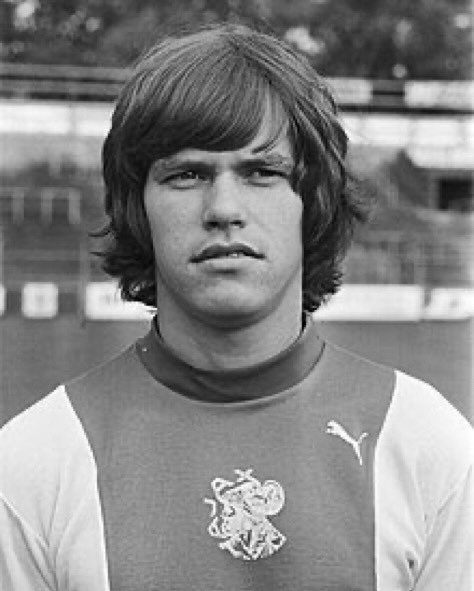 voltasport's tweet photo. 🎂 6️⃣8️⃣ Frank #Arnesen
El exmediapunta danés se formó en el AFC Ajax hasta el 1er equipo (1975/81), pasó por el Valencia CF (1981/83) y el RSC Anderlecht (1983/85) y conquistó la Copa de Europa 1987/88 con el PSV Eindhoven (1985/88). Participó en la Euro 1984 y el Mundial 1986. https://t.co/4oAs1Lk8za