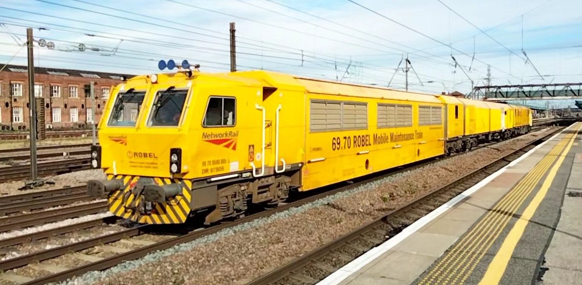 Harrod15S's tweet image. Network rail mobile maintenance unit through Doncaster Sunday morning 29/09/24 
#trains #Networkrail #Doncaster