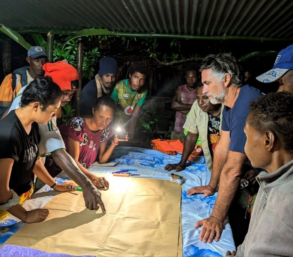WhitleyAwards's tweet photo. 🌊 Big news from @NaomiLonga in #PNG! With @WhitleyAwards support, she's:
•Created 4 new LMMAs in #KimbeBay
•Trained women to monitor #coralreefs 🐠
•Secured a new LMMA for Harengan Island
Her work is protecting critical #ecosystems &amp; empowering local #communities! 💙 https://t.co/maab0YQ8cj