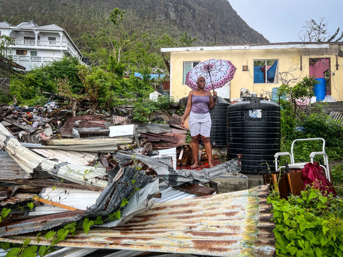 OIM_LAC's tweet image. &quot;Nunca había vivido algo así. Estamos traumatizados y seguimos teniendo recuerdos&quot;.
Para las familias desplazadas por el #HuracánBeryl, el impacto en sus vidas y medios de subsistencia continúa. Pero el espíritu comunitario y las alianzas traen esperanza.

bit.ly/3TH4i0K