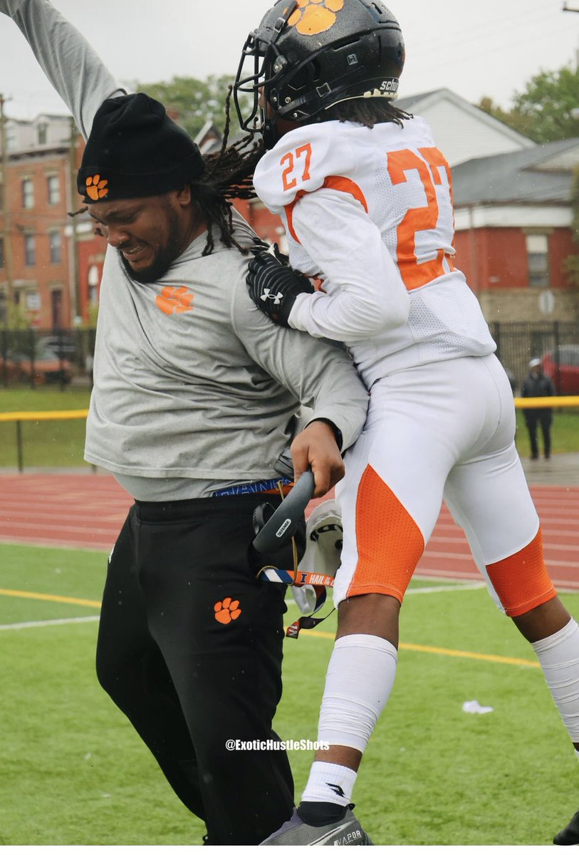 Winning the game on a defensive stop 🛑 meant everything to me Saturday! 4 and 8 after Taft gained 2 first downs! Defense got a stop that ultimately sealed the game for us. Me and my nephew celebrating Mister  first win of the season in our rival game 🟠⚫️🐾🐅