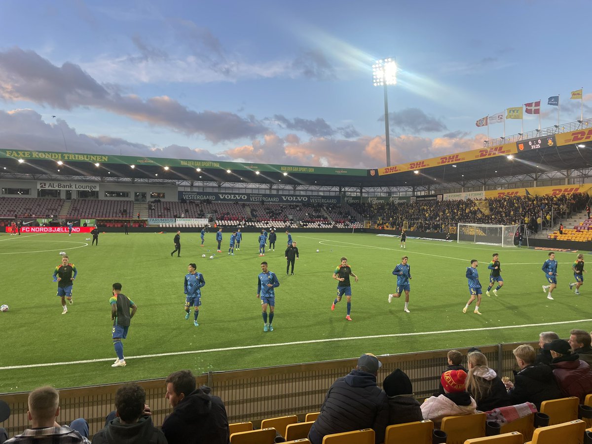 maageDK's tweet photo. Let’s go 💛💙 #LiveFodbold #FcnBif #sldk #Brøndbyif 

Men hvorfor har alle spillerne ikke denne “nye” Hummel trøje på @brøndbyif ? 🤷‍♂️ https://t.co/kMiuybh2L6
