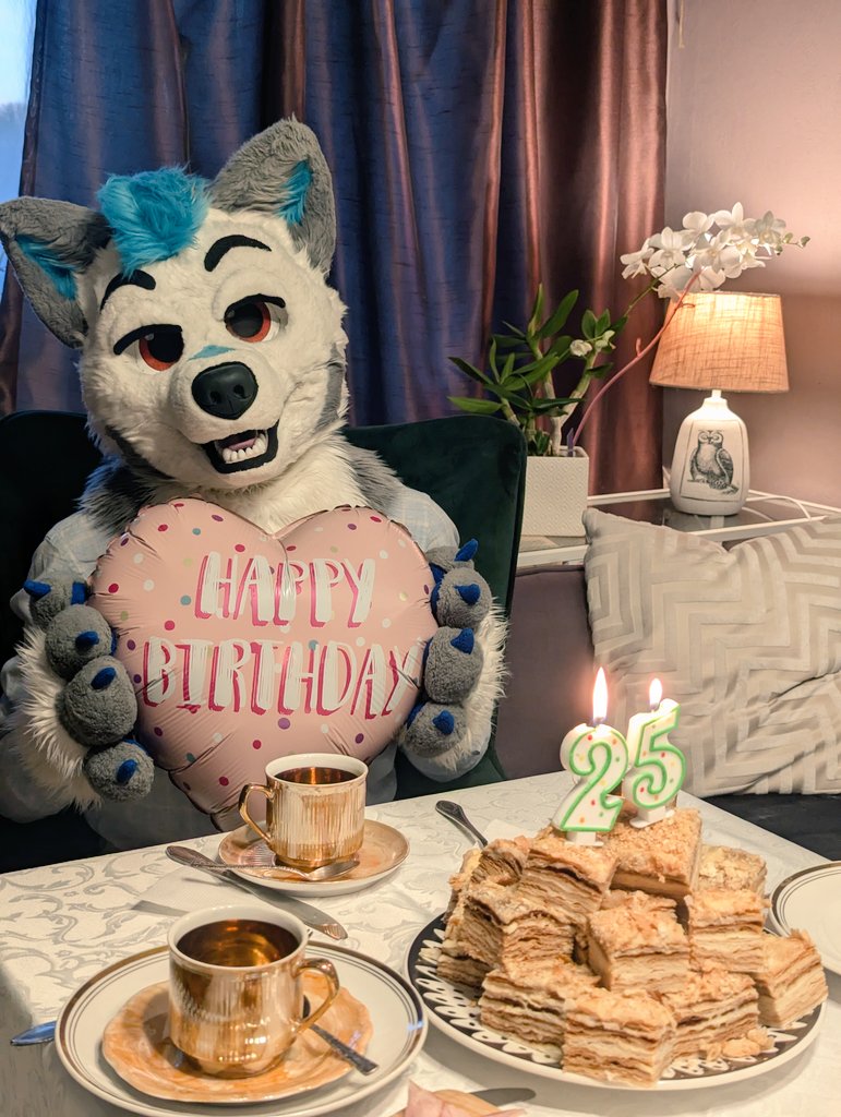 Hey, it's my birthday today! 

Can't wait to celebrate the party with friends! 

More pictures soon (probably)