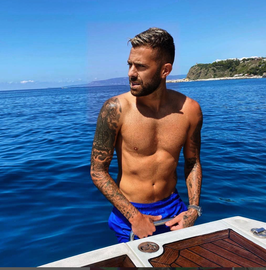 Breaking my Twitter hiatus to salute a true PSG, nay world football, great who has announced his retirement. Adieu, Sweet Prince: instagram.com/p/DAjCg9CACWA/… #PSG #JM7