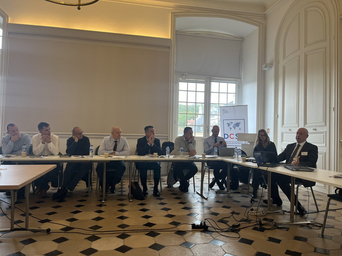 Fin du jour 1️⃣ séminaire mixte <a href="/SecCivileFrance/">Sécurité Civile</a> <a href="/CoopSecuDefense/">DCSD🇫🇷</a> 
Présentation et rôle de chacun dans notre #Cooperation 
Petit #RETEX personnel engagement en #Bolivia fin 2023 
Un plaisir d’être dans la #TeamMREI 
La 🇫🇷 a des compétences insoupçonnées !!