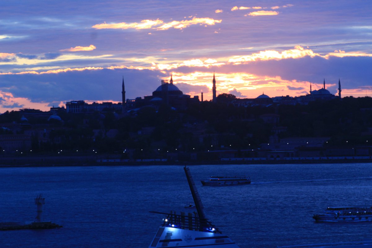 son_fucyus's tweet photo. Akşama bugünden benzersiz Istanbul günbatımı manzaraları bırakalım. #Istanbul #Istanbulsunset #Ayasofya #HagiaSofia #Sultanahmet #BlueMosque https://t.co/2UhGpA3QY9