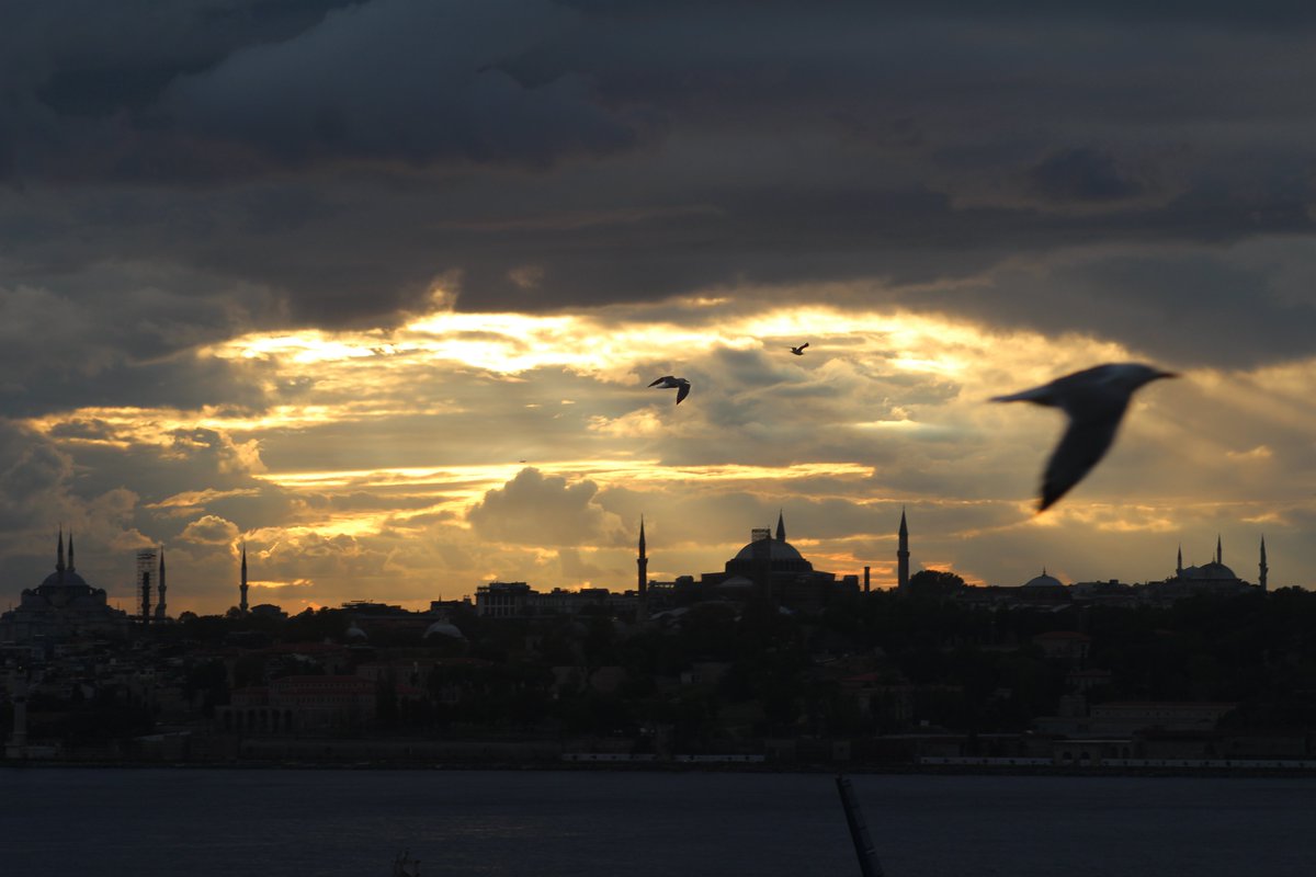 son_fucyus's tweet photo. Akşama bugünden benzersiz Istanbul günbatımı manzaraları bırakalım. #Istanbul #Istanbulsunset #Ayasofya #HagiaSofia #Sultanahmet #BlueMosque https://t.co/2UhGpA3QY9