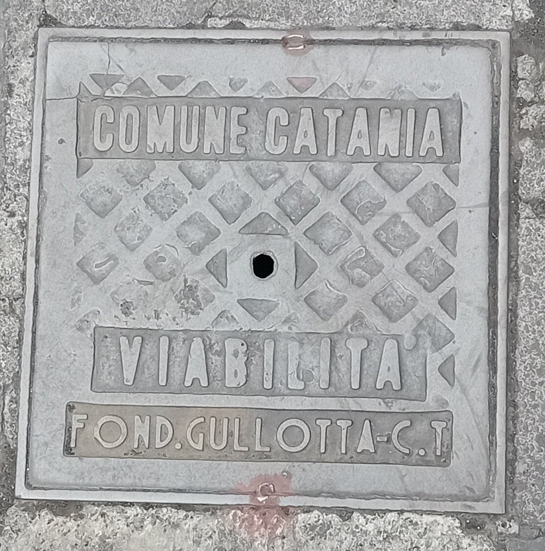 gwilty200's tweet photo. Fed up with all this rain so here are some Sicilian grids to cheer you up! #grids #streetfurniture https://t.co/JK0c4Glooj
