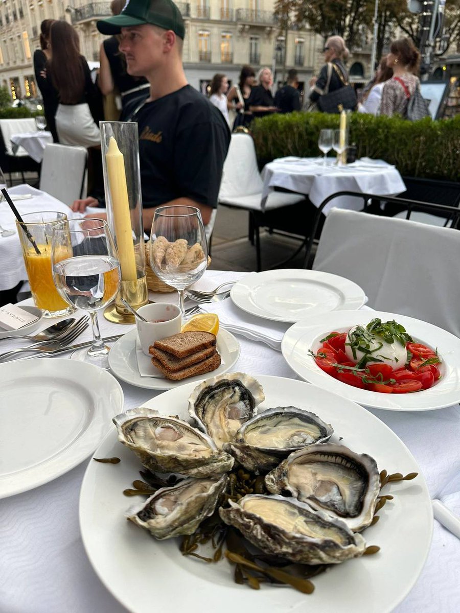 I met a Thai friend in Paris👯 I've known him for ten years. This shop is opposite the Dior Montaigne shop. Every time I pass by, I want to have coffee and afternoon tea. The food is delicious😋Everyone who goes there is very pretty.   Some people call it a supermodel shop 😂