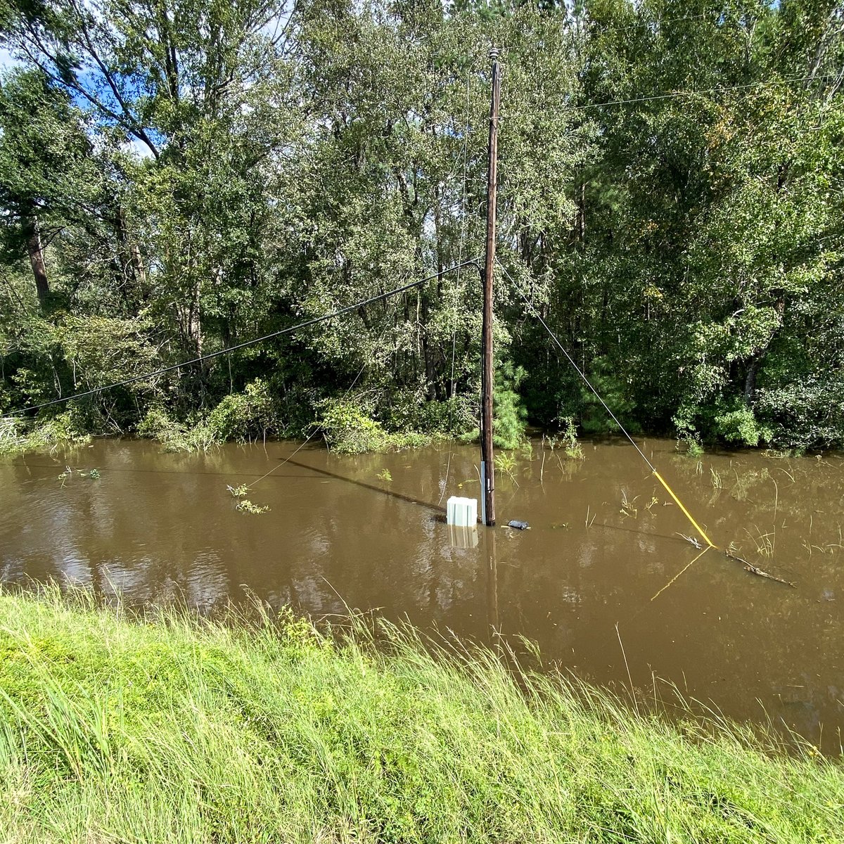UnitiGroupInc's tweet photo. Crews restored service over the weekend to many customers in 5 states hit by #Helene. We’re working alongside other utilities but power outages remain an issue and access to our network is blocked in areas. New outages are possible as community recovery/cleanup efforts ramp up. https://t.co/CTHX0AQndf