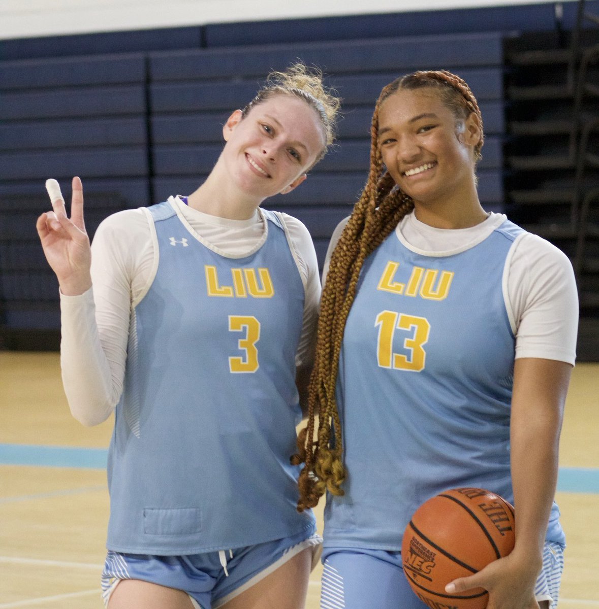 SharksWBB's tweet photo. Happy Monday 😊📸
#LockedInTogether | #RiseOverRun https://t.co/Npq9XDU6B7