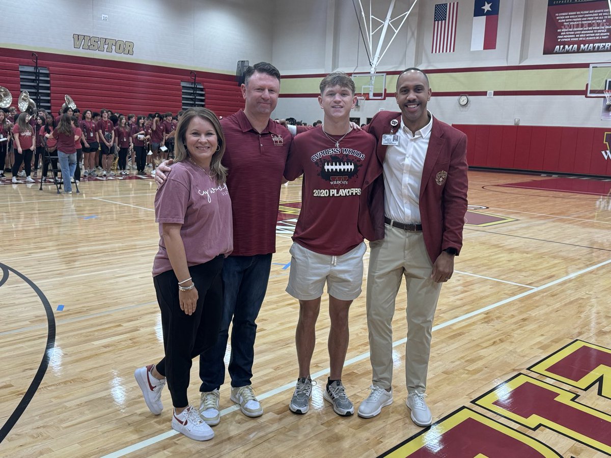 LloydTurnerJr's tweet image. Proud day for @CyWoods212⁩ with our very own, senior Ty Cogdill being recognized by Fox Sports, Making the Grade! We have AMAZING students and athletes, like Ty who live out the Power of 212° everyday — both inside and outside of the classroom! #ProudPrincipal #WeAre212°