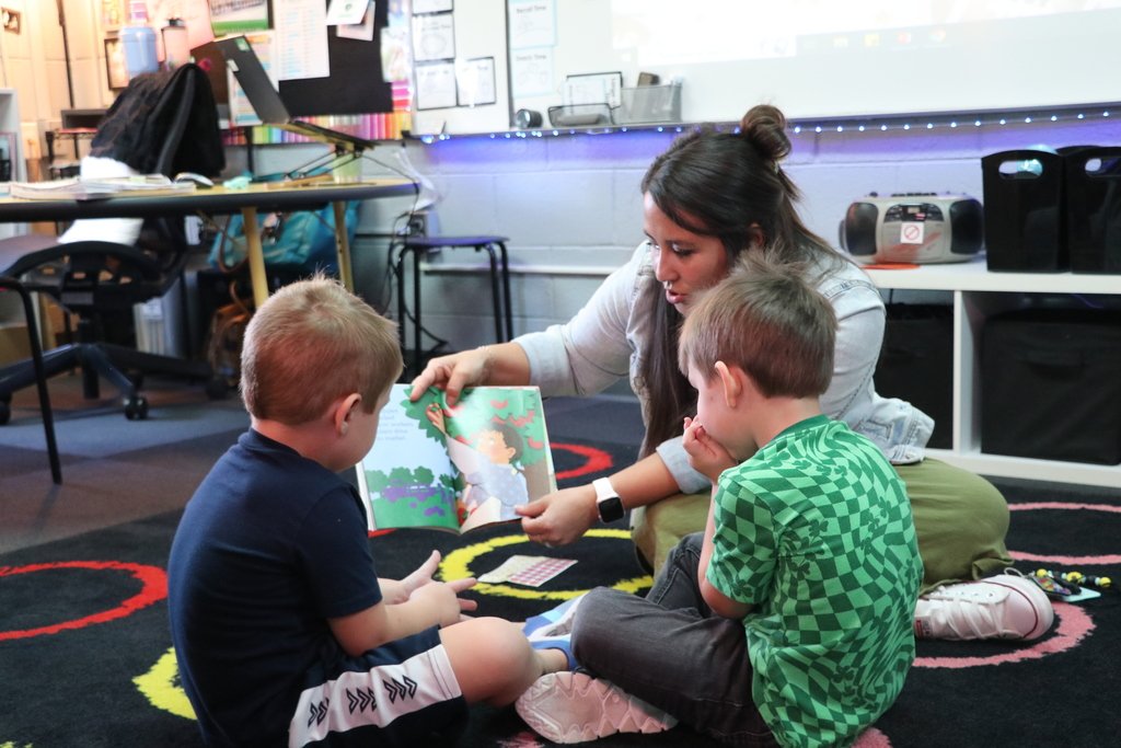 SmithvilleSD's tweet photo. Today, Maple Elementary students in Mrs. Cโs class explored the life cycle of an apple! They learned how apples grow from seeds to fruit and even got to taste-test different varieties, picking their favorites. #ssdpride https://t.co/o99k4JEyTk