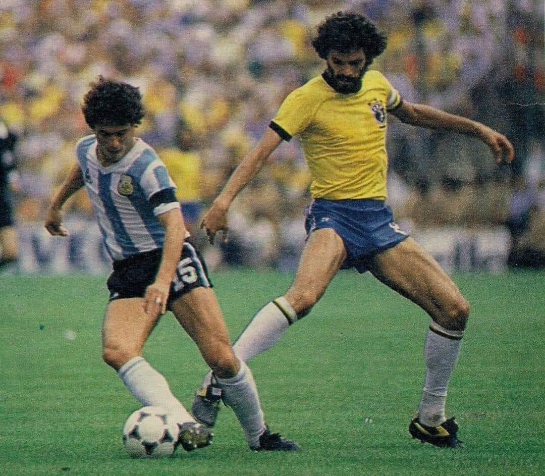 futebol__brazil's tweet photo. #WorldCup🇪🇸⚽️🏆
#DanielPassarella of #Argentina and #Socrates of #Brazil battle for the ball during the #FIFAWorldCup 1982 Second Round match at Estadio de #Sarria. https://t.co/miufsmLEhS