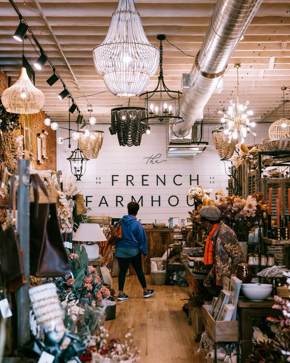 visitvbr's tweet image. Just in! 😍 Scenes from Downtown Roanoke and a perfectly metro mountain itinerary:
⭐Take in the fall foliage and views from the overlook at the Roanoke Star
⭐️Craft cocktails at Stock
⭐Shop local at The French Farmhouse
⭐Travel conveniently to and from Roanoke via @Amtrak