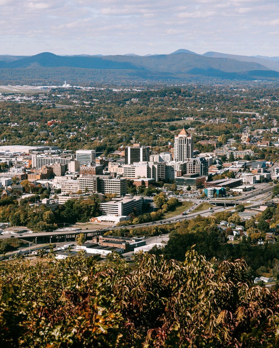 visitvbr's tweet image. Just in! 😍 Scenes from Downtown Roanoke and a perfectly metro mountain itinerary:
⭐Take in the fall foliage and views from the overlook at the Roanoke Star
⭐️Craft cocktails at Stock
⭐Shop local at The French Farmhouse
⭐Travel conveniently to and from Roanoke via @Amtrak