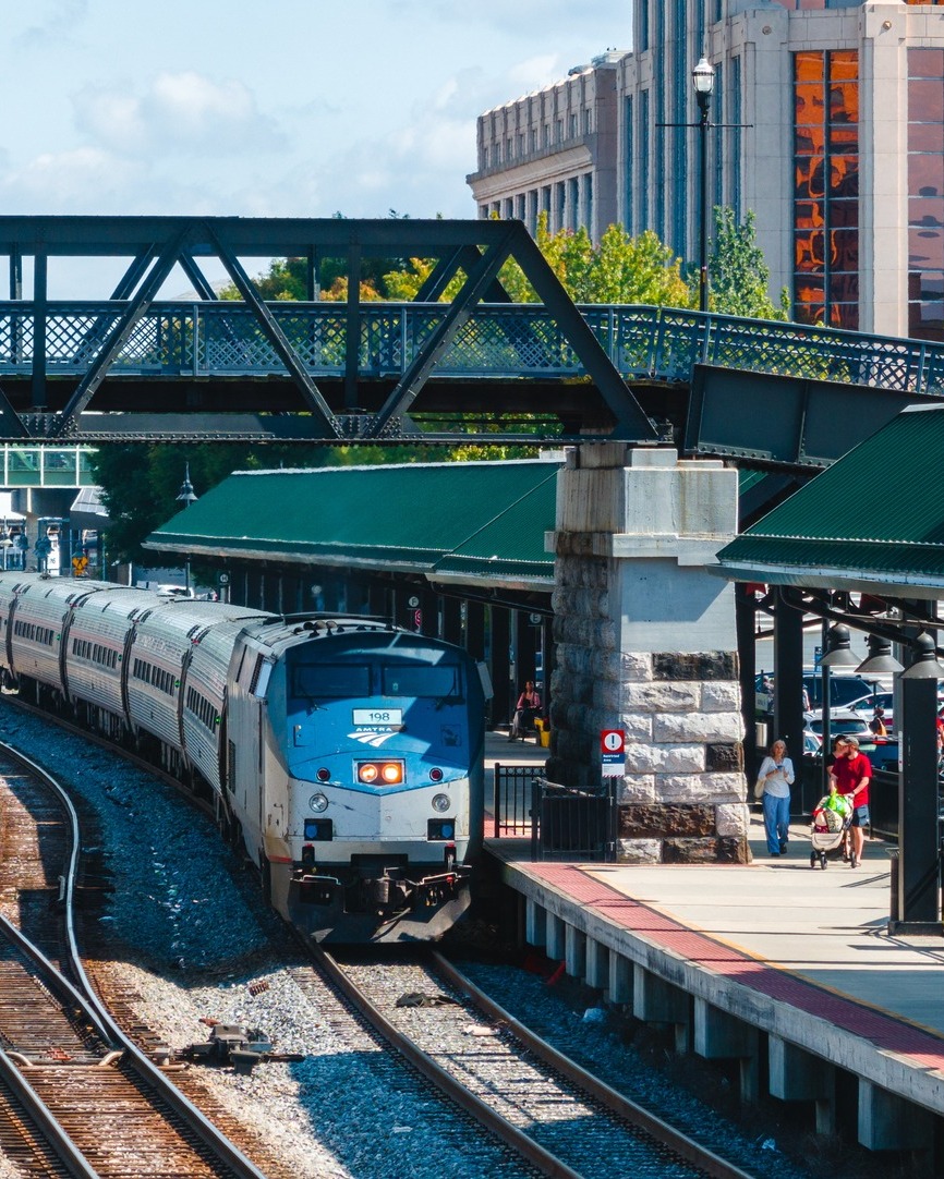 visitvbr's tweet image. Just in! 😍 Scenes from Downtown Roanoke and a perfectly metro mountain itinerary:
⭐Take in the fall foliage and views from the overlook at the Roanoke Star
⭐️Craft cocktails at Stock
⭐Shop local at The French Farmhouse
⭐Travel conveniently to and from Roanoke via @Amtrak
