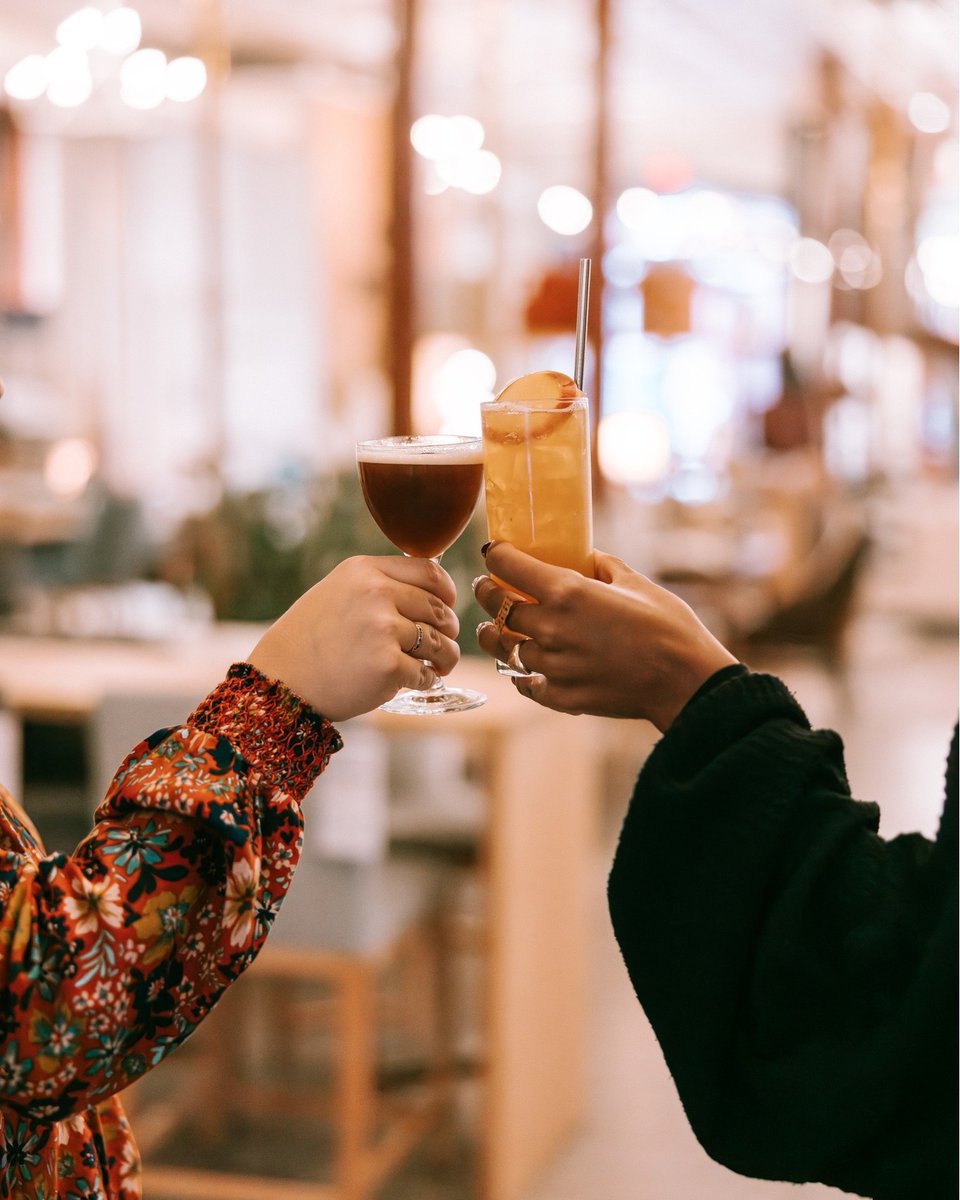 visitvbr's tweet image. Just in! 😍 Scenes from Downtown Roanoke and a perfectly metro mountain itinerary:
⭐Take in the fall foliage and views from the overlook at the Roanoke Star
⭐️Craft cocktails at Stock
⭐Shop local at The French Farmhouse
⭐Travel conveniently to and from Roanoke via @Amtrak