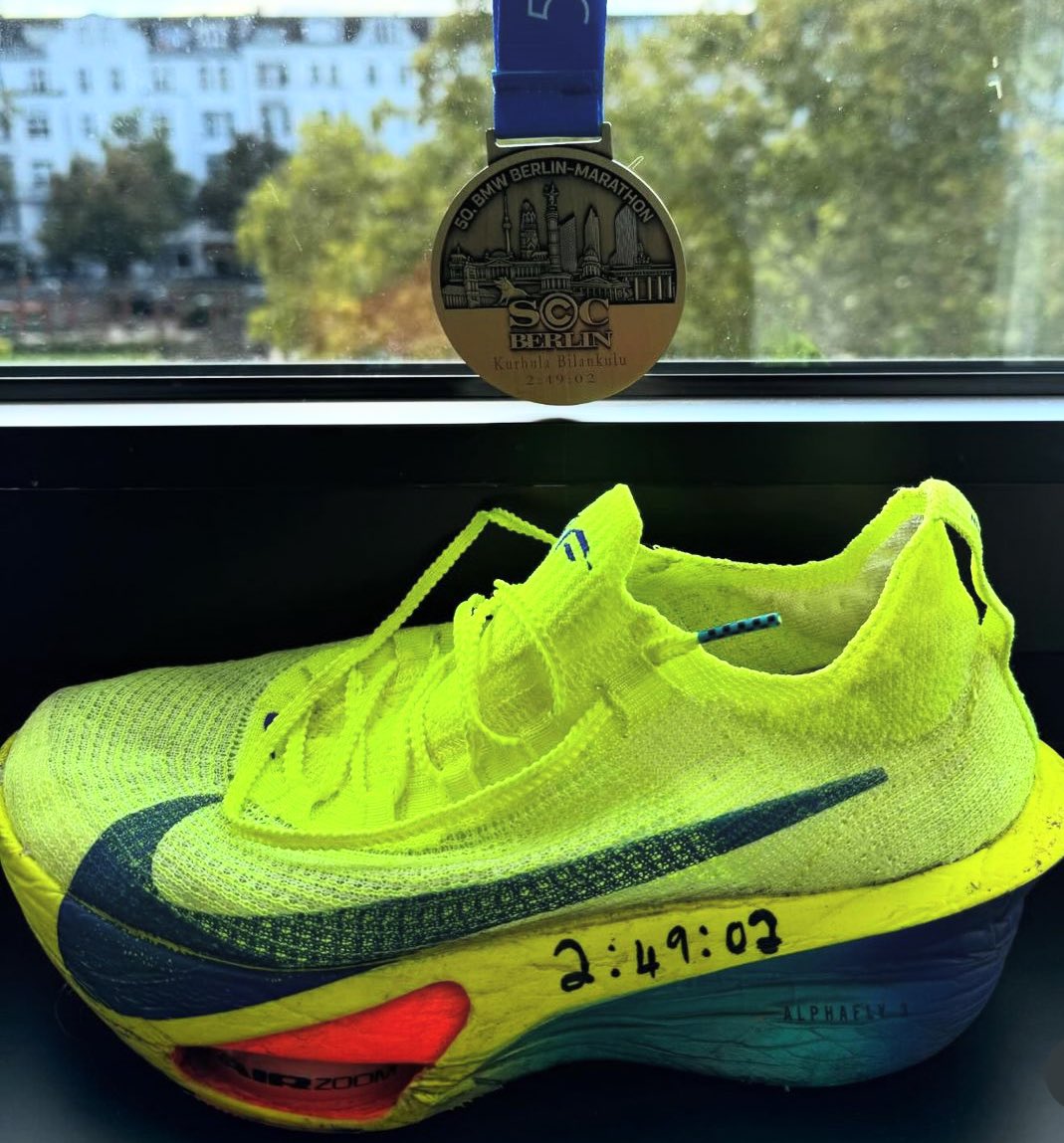 Mhandla_B's tweet photo. There is just something about well paced splits 👌🏿👌🏿👌🏿👌🏿

The splits, medal and shoe aren’t mine
 
#MedalMonday https://t.co/BFaDIxkUGT