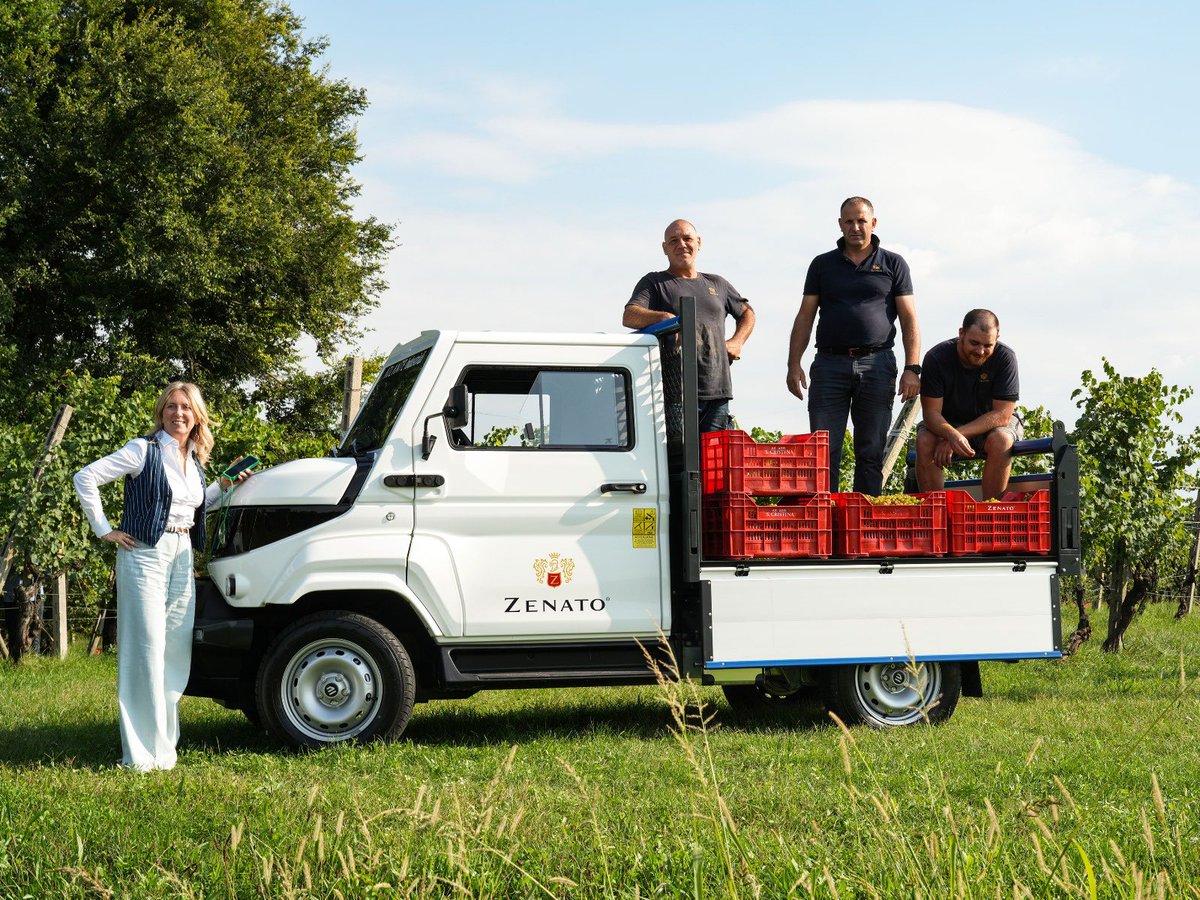 Harvest time is always a moment of great excitement!
It’s the culmination of a year’s worth of hard work, as we get ready to see our wines take shape.
In line with our commitment to sustainability, we use electric vehicles – EVUM aCar #atlanteindustriali – to transport our grapes