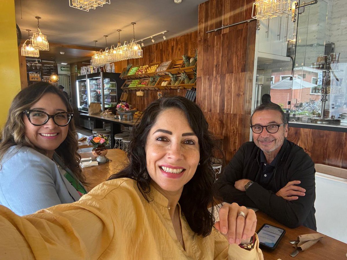 LuisaGonzalezEc's tweet photo. Empezamos lunes de trabajo @vinizeta 
#Equipazo https://t.co/A3NdKeRYGM