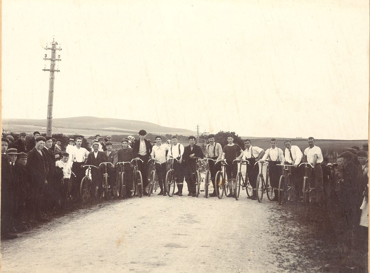 Doric_Cycling's tweet image. To celebrate #NationalSportingHeritageDay we have this photograph of Strichen Cycling Club. Labelled c1930-1933, this is a photograph from our Local Studies collection.
facebook.com/AberdeenshireL…
#Cycling #Strichen #aberdeenshire