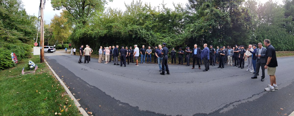 lowermerionpol1's tweet image. On September 30, 1988, Officer Edward Setzer was tragically killed protecting and serving the citizens of Lower Merion Township. Today, we gathered at the site of Ed’s Memorial Plaque located on Mt. Pleasant Road in Bryn Mawr. We will never forget.
