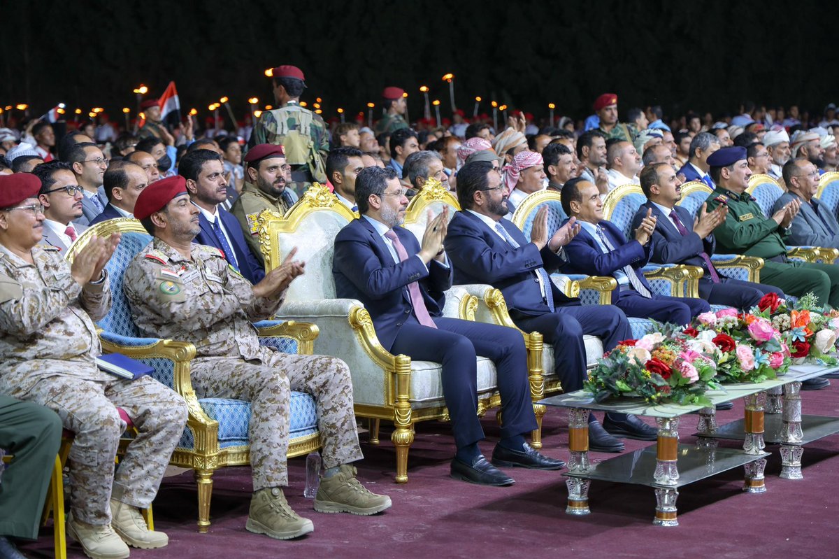 BinmubarakAhmed's tweet photo. 1-في ختام زيارتي إلى #مأرب هذه المحافظة التي نستلهم منها البطولات ونستمد الأمل بقرب الانتصار في معركتنا المصيرية لاستكمال استعادة الدولة، فهي العمود الصلب الذي ارتكزت عليه دعائم الجمهورية وقيم الحرية والكرامة، وتحمل في يد راية النضال وأخرى تحقيق التنمية.. نحن على يقين أن مارب هي من ستسحق ما تبقى من أوهام الكهنوت، وترسخت قناعتي بذلك عندما شاهدت عن قرب الروح المعنوية لليمنيين الذين تحتضنهم هذه المدينة والتاريخ يعيد نفسه لتكون بوابة اليمن للانتصار.
