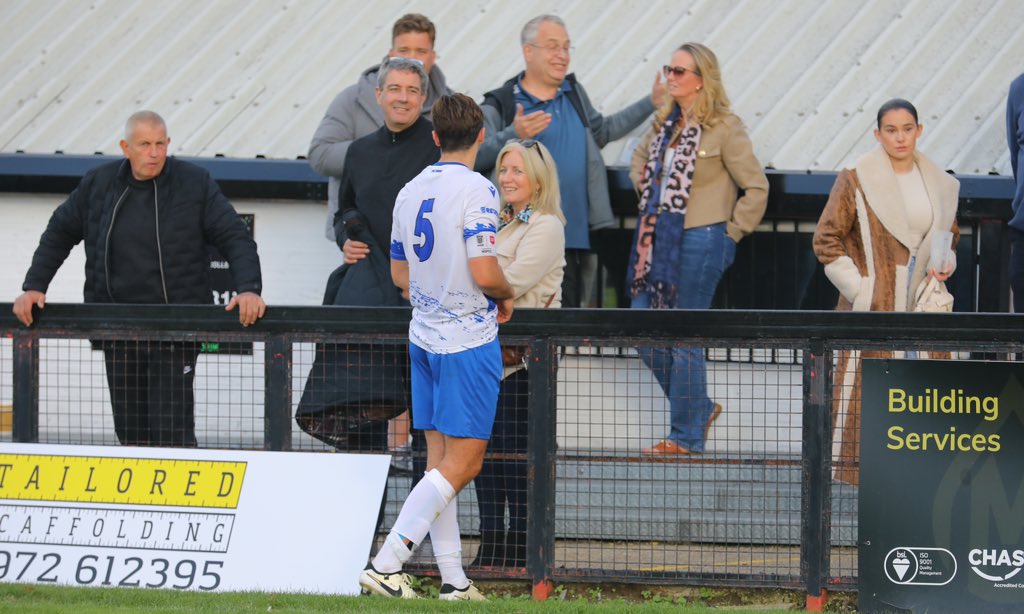 paul_springett's tweet image. Supporting your local non-league club is more important than ever. 

These clubs are powered by volunteers, run on tight budgets, and rely on fans like you. Every ticket, beer, or burger bought helps keep the club going. Your support matters – it makes all the difference! ⚽🍔🍻