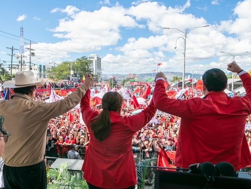 Crecer bajo su guía, acompañarla a recorrer Honduras en su campaña interna y general, y ahora estar a su lado como su Secretario Privado, ha sido una experiencia sin igual, de mucho aprendizaje y admiración profunda. Todos los días, veo de primera su incansable dedicación por