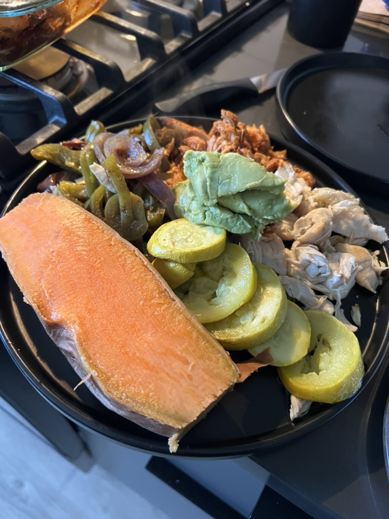 🔍 Calculating Your Macros:

Calculate Maintenance Calories: 
Start with your body weight in pounds and multiply by 15 for a starting point (or use a TDEE calculator for a more precise number).

Adjust for Goals: 
For fat loss, subtract 250-500 calories; for muscle gain, add