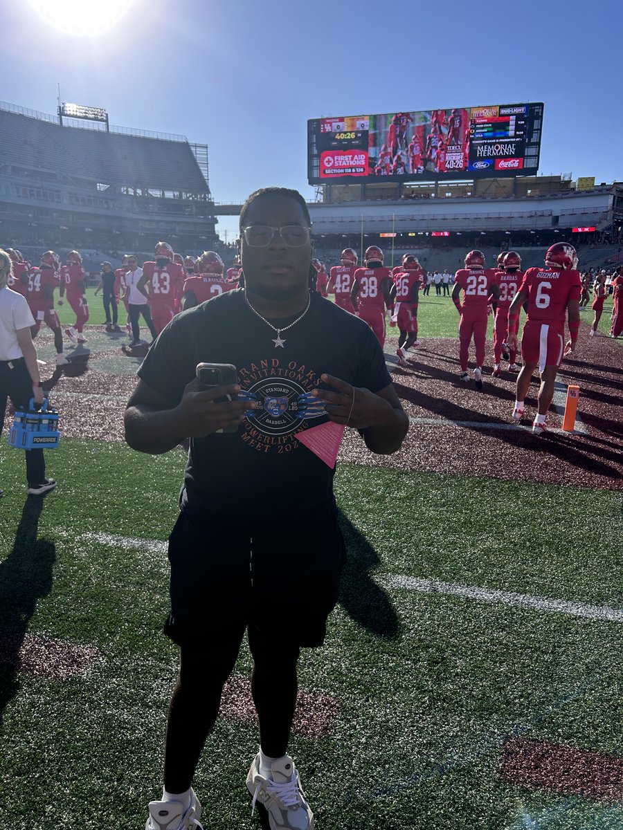 officialTPG_'s tweet photo. Special thanks to @CoachJonTipton @WillMBlackburn @Carl_Lewis and @UHCougarTF for an unforgettable official visit. Thank you for the hospitality you showed me and my family. #officialvisit #GoCoogs https://t.co/qcQmVmAPhg