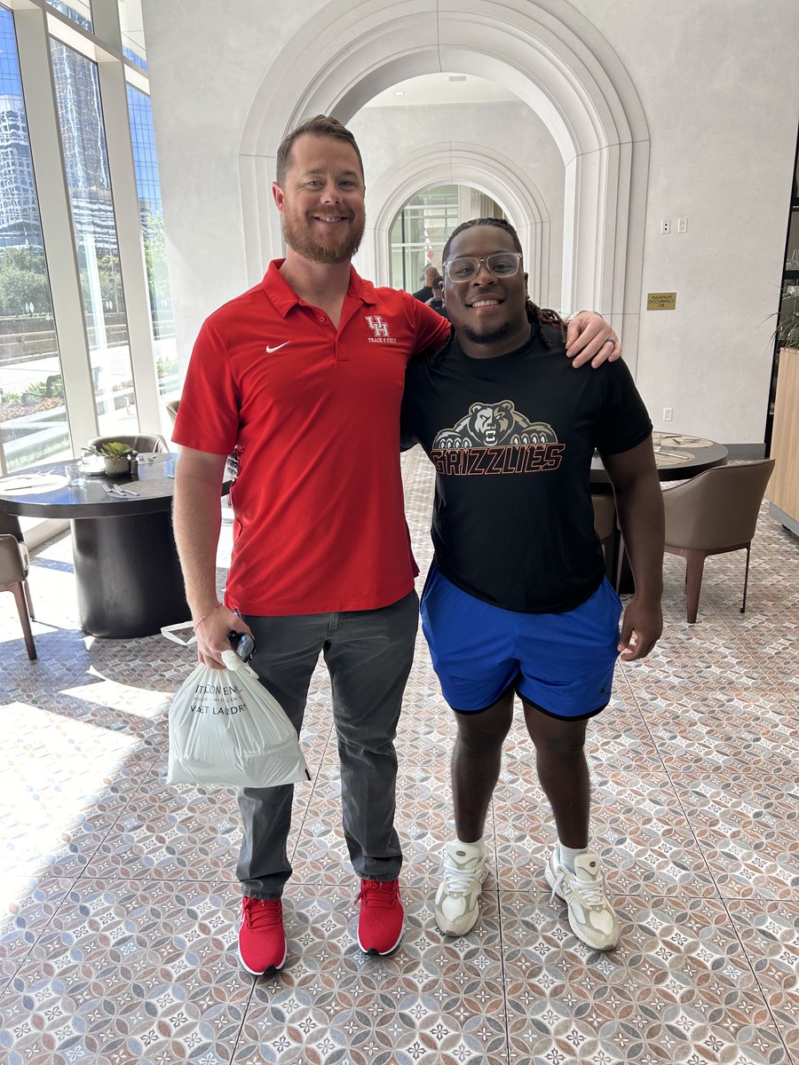officialTPG_'s tweet photo. Special thanks to @CoachJonTipton @WillMBlackburn @Carl_Lewis and @UHCougarTF for an unforgettable official visit. Thank you for the hospitality you showed me and my family. #officialvisit #GoCoogs https://t.co/qcQmVmAPhg
