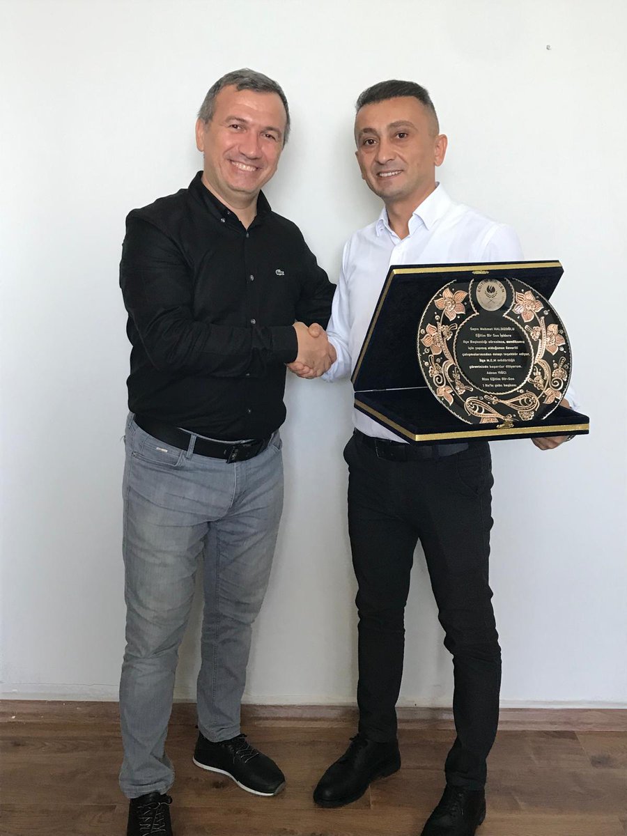 İLÇE YÖNETİM KADROSUNDA DEĞİŞİM
7 yıldır İlçe başkanımız olan Mehmet Mehmet Haldızoğlu İyidere İlçe Milli Eğitim Müdürü olarak atanmasından dolayı görevini İyidere Halk Eğitim Müdürümüz Mustafa Erkan na devretti. Her iki başkanımıza da yeni görevlerinde başarılar dileriz.