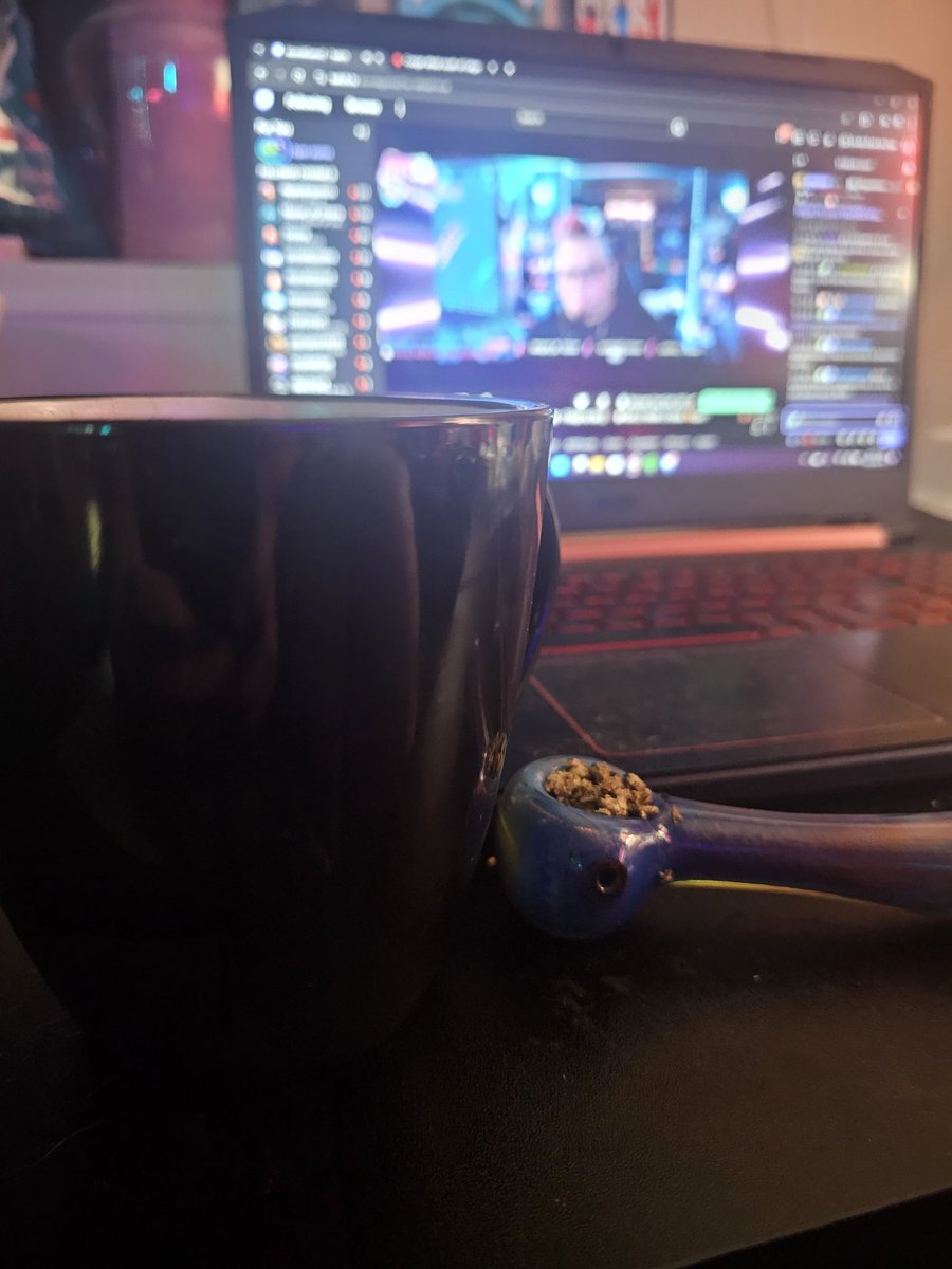 AwesmumTTV's tweet photo. Morning you little maniacs 💋 coffee and a bowl watching @AtomikGamezTTV #HappyMonday #420community #420friendly #twitchstreamer #SuckLessDoBetter https://t.co/nElXlnqhLR
