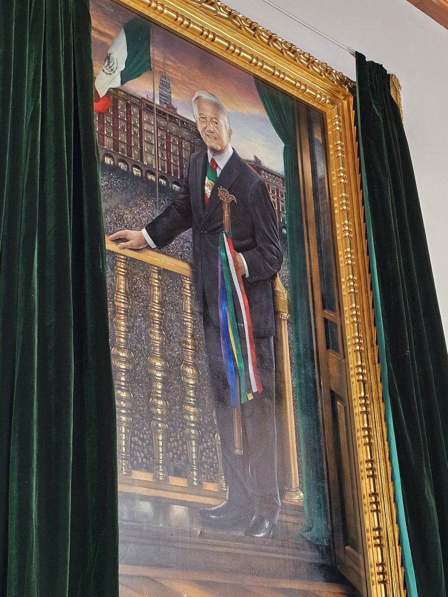 Hasta en su retrato <a href="/lopezobrador_/">Andrés Manuel</a> marcó diferencia 

Los expresidentes solos, AMLO con el pueblo que siempre lo acompañó